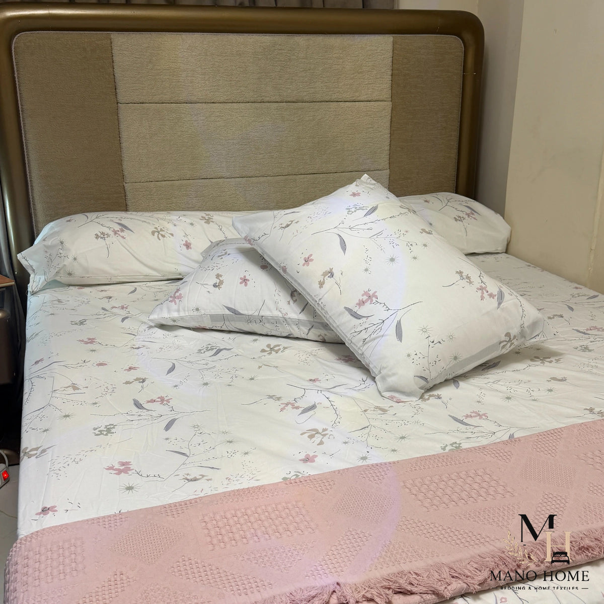 طقم ملاية سرير استك مشجر أوف وايت مع أكياس مخدات قطن مصرى Mano Home